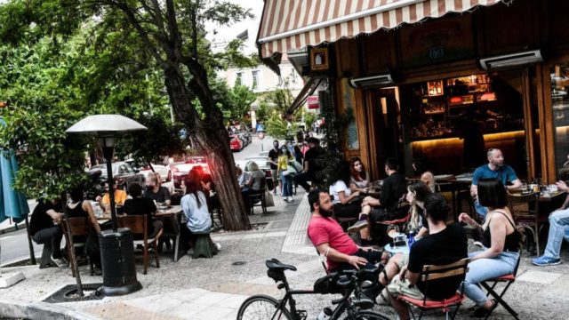 Αρση μέτρων: Μέχρι τα μέσα Ιουνίου η απαγόρευση κυκλοφορίας τη νύχτα – Σε μία εβδομάδα οι ανακοινώσεις για το ωράριο