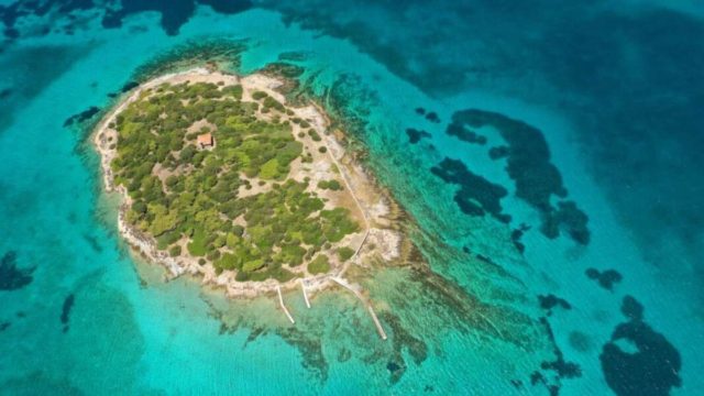 4+1 άγνωστα νησάκια με κρυστάλλινα νερά που θα σας εντυπωσιάσουν (Video)