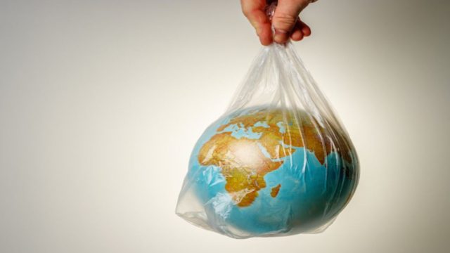 Μείωση των πλαστικών για πρώτη φορά μετά από 13 χρόνια εξαιτίας κορωνοϊού – Ποια καταργούνται τον Ιούλιο του 2021
