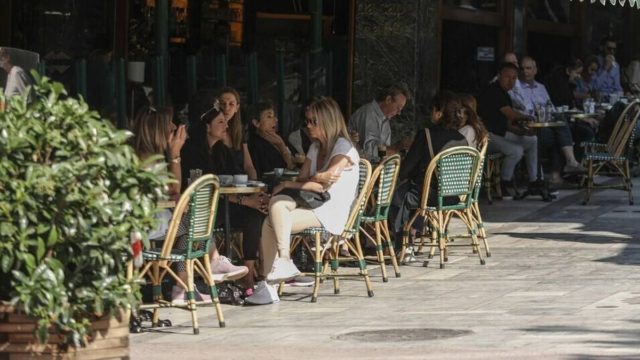 Αλλάζουν όλα στην λειτουργία της εστίασης, στην ψυχαγωγία, τις αθλητικές εκδηλώσεις – Πώς θα γίνει ο διαχωρισμός εμβολιασμένων και μη