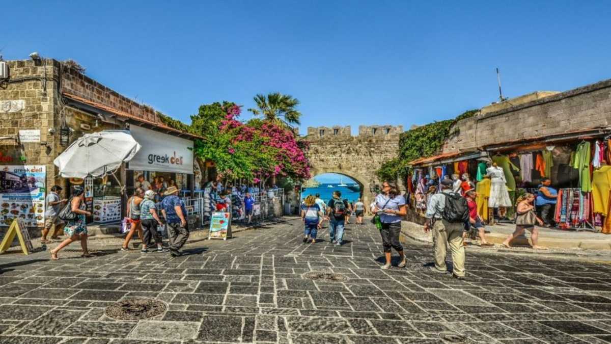 Ρόδος: 18+1 λόγοι για να επισκεφτείτε το νησί των Ιπποτών σύμφωνα με τον Τάσο Δούση
