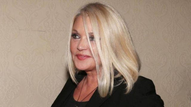 Άφωνοι: Έτσι είναι σήμερα η Ρούλα Κορομηλά – ΦΩΤΟ με μαγιό στην παραλία