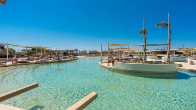 Η μεγαλύτερη πισίνα με θαλασσινό νερό στην Ευρώπη βρίσκεται στην Ελλάδα – Μαντέψτε που…
