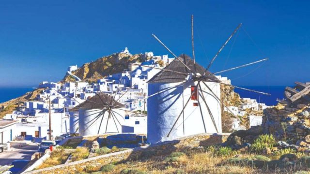 Σέριφος: Η μαγική κατοικία με την απίστευτη θέα που αιωρείται πάνω στη θάλασσα και το συγκρότημα κατοικιών που αγάπησε ο Τάσος Δούσης