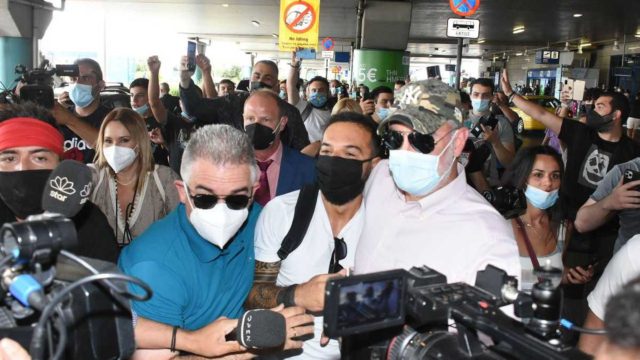 Σαν… σταρ του σινεμά: Αυτοί υποδέχθηκαν πρώτοι στην Ελλάδα τον Τριαντάφυλλο