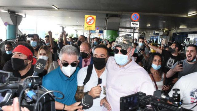 Ολέ ολέ, Τριαντάφυλλε! Γύρισε στην Ελλάδα με τιμές ήρωα ο τραγουδιστής