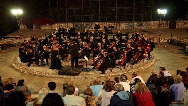“Σηκώνουν αυλαία” τα θέατρα Κολωνού και Γκράβας: Αναλυτικά το πρόγραμμα των παραστάσεων