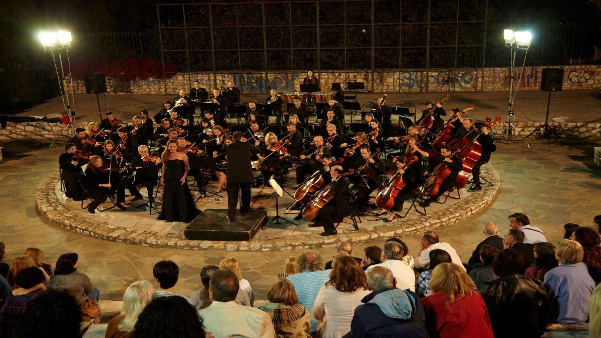 “Σηκώνουν αυλαία” τα θέατρα Κολωνού και Γκράβας: Αναλυτικά το πρόγραμμα των παραστάσεων