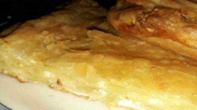 Βλάχικη διπλωτή τυρόπιτα με 5 υλικά