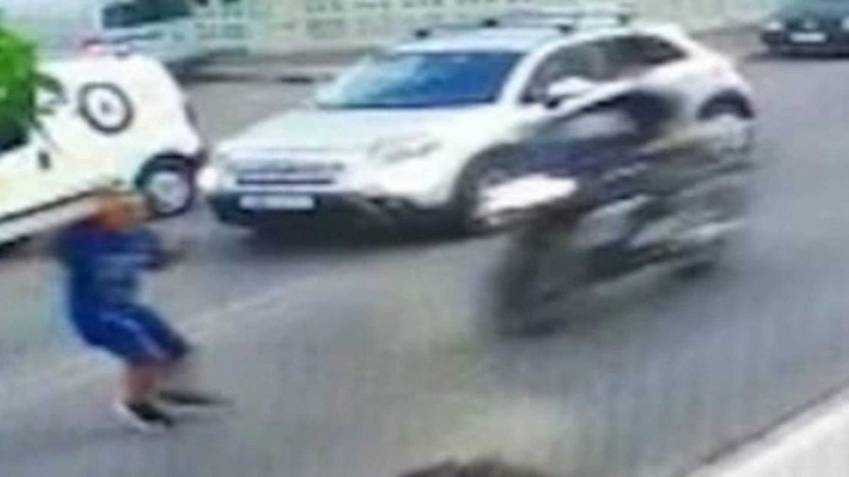 Χανιά: Μηχανάκι παρασύρει 10χρονο παιδί που πετάγεται στο δρόμο