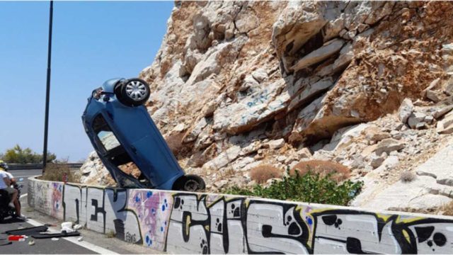 Τροχαίο στα Λιμανάκια Βουγιαγμένης – ΙΧ “καρφώθηκε” στα βράχια