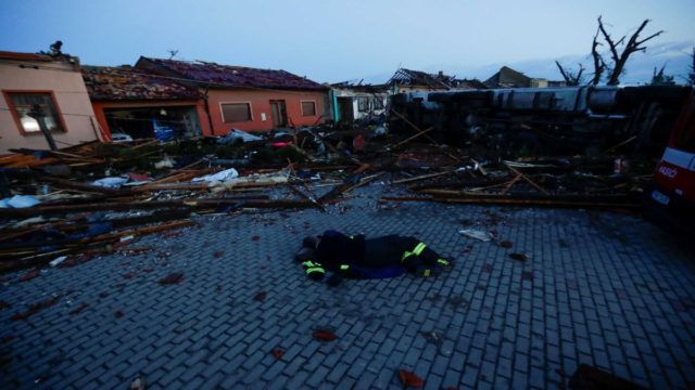Τσεχία: Ανεμοστρόβιλος άφησε πίσω του νεκρούς και τραυματίες