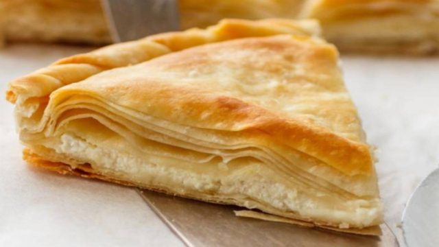 Η πιο νόστιμη τυρόπιτα με 4 τυριά!