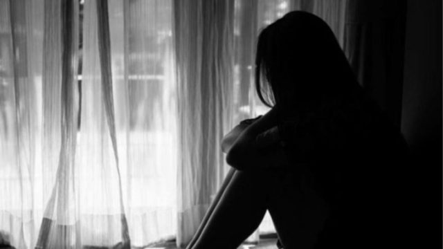 Βιασμός 19χρονης: Έδωσαν ραντεβού μέσω διαδικτύου και την αιχμαλώτισαν για τρεις μέρες – Οργή για τους «δράκους» της Αττικής