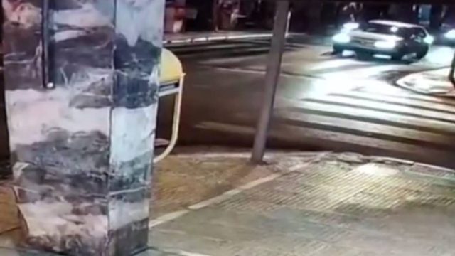 Φρικτό τροχαίο στο κέντρο της Αθήνας: Πέρασε με κόκκινο και “σήκωσε στον αέρα” ντελιβερά!