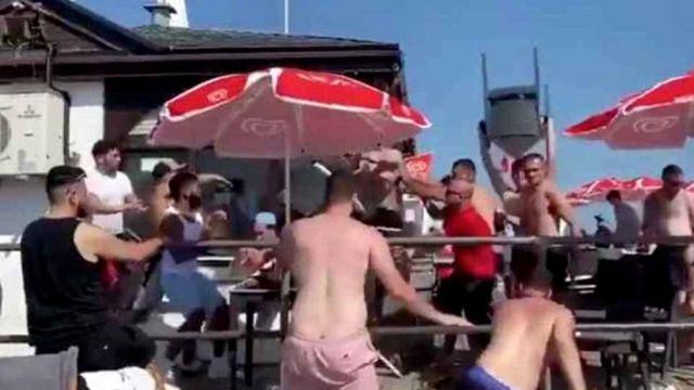 Ο κακός χαμός σε παραλία: Ξαπλώστρες, καρέκλες, μπουκάλια και τραπέζια έφευγαν προς κάθε κατεύθυνση – Άγριο ξύλο μεταξύ νεαρών