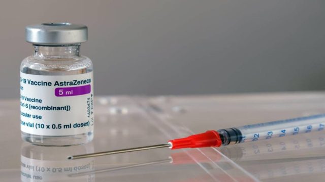 AstraZeneca: Πόσο πιθανή είναι η θρόμβωση στη 2η δόση; Να το κάνουν ή όχι όσοι έκαναν την 1η;