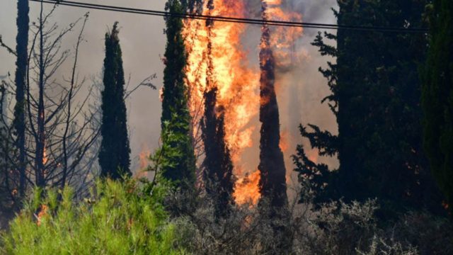 Πάτρα: Μαίνεται το πύρινο μέτωπο στη Δροσιά – Σε ύφεση η φωτιά στην Ελεκίστρα