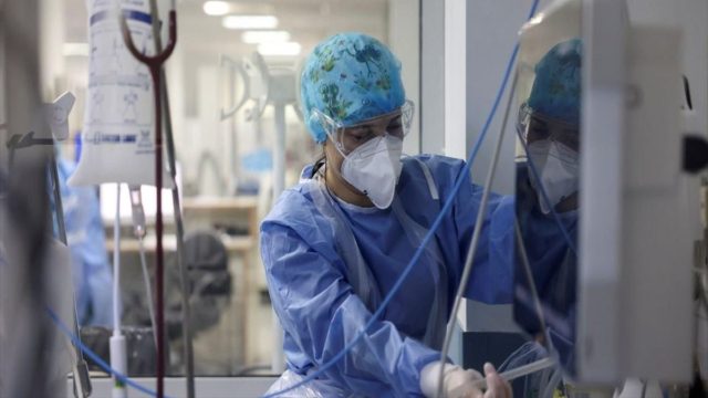 Κορωνοϊός: 30χρονη ανεμβολίαστη στην Πάτρα δίνει μάχη διασωληνωμένη στον «Άγιο Ανδρέα»