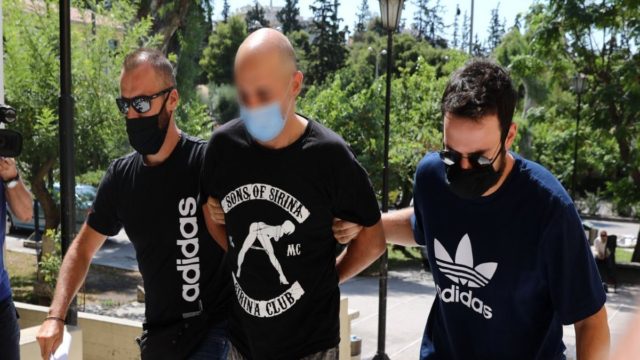 Ηλιούπολη: Γυναίκα «έσπασε» τη σιωπή της για τη δράση του αστυνομικού – Έτσι πουλούσαν την 19χρονη! (Video)