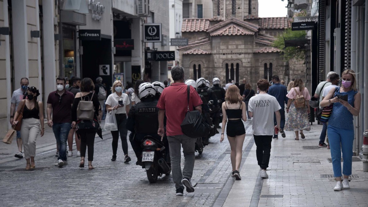 Κορωνοϊός: Η αύξηση μεταδοτικότητας του ιού αυξάνει το ποσοστό για την ανοσία της αγέλης – Φόβοι για 5.500 κρούσματα ημερησίως