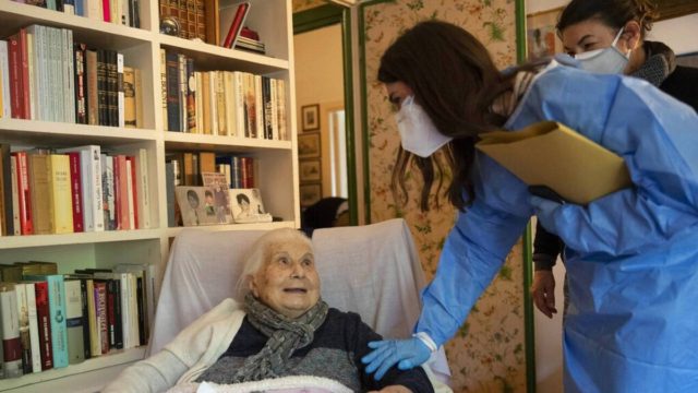 Εμβολιασμός κατ΄οίκον: Ανοίγει αύριο η πλατφόρμα για τα ραντεβού