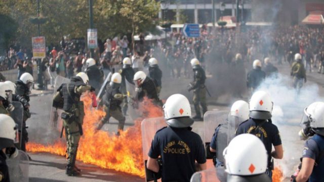Άνθρωπος της κυβέρνησης: «Χρειάζεται μαστίγιο και καρότο για να εμβολιαστούν οι πολίτες»