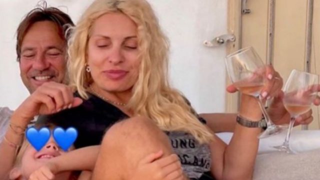Μενεγάκη – Παντζόπουλος: Φόρεσαν μαγιό ανέβηκαν στο σκάφος και όργωσαν τις Κυκλάδες με την μικρή Μαρίνα