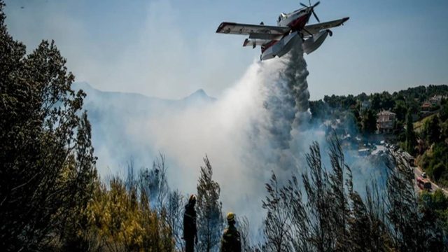 Δύσκολη νύχτα σε Εύβοια και Βαρνάβα – Νέα βίντεο από τη μάχη της κατάσβεσης στα Νέα Στύρα