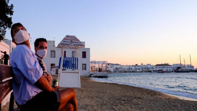 Πάρος, Ίος, Σαντορίνη και Κρήτη “κλείνουν”! Οριζόντια μέτρα τύπου Μυκόνου παίρνει η κυβέρνηση!