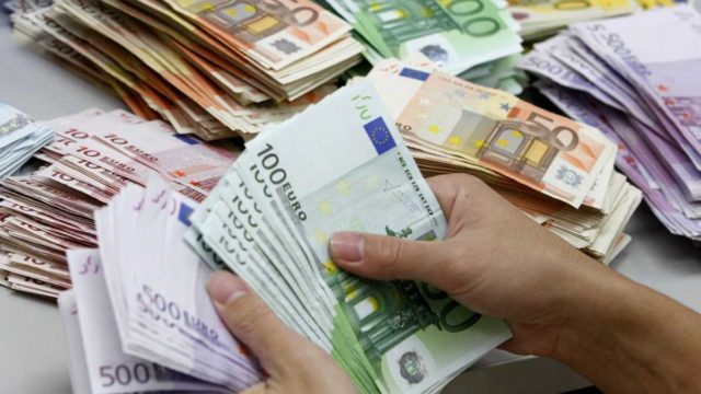 Κατώτατος μισθός: Αποφασίζει η κυβέρνηση για την αύξησή του – Ποια τα σενάρια