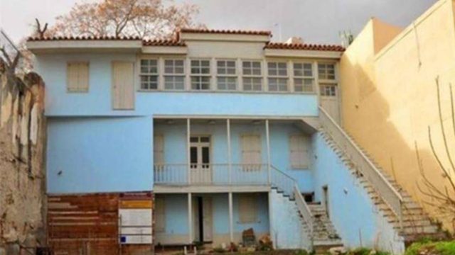 Κουίζ για πολύ παρατηρητικούς: Θυμάσαι ποια πασίγνωστη ελληνική ταινία γυρίστηκε στο συγκεκριμένο σπίτι;