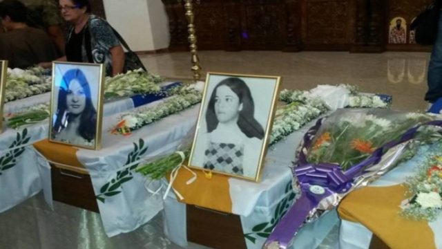 Εισβολή στην Κύπρο: Η τραγική ιστορία της Ελένης και των 4 κοριτσιών – Εντοπίστηκαν σε ομαδικό τάφο και κηδεύτηκαν 41 χρόνια μετά!