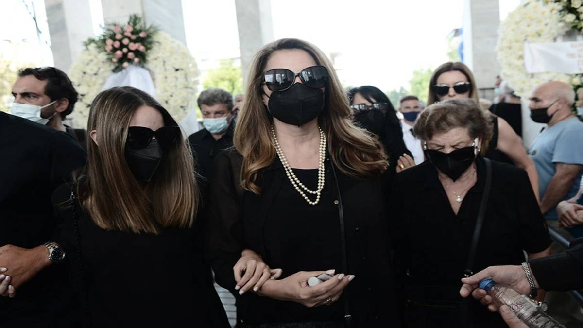 Κηδεία Τόλη Βοσκόπουλου: Μαυροφορεμένες Άντζελα Γκερέκου και Μαρία Βοσκοπούλου!