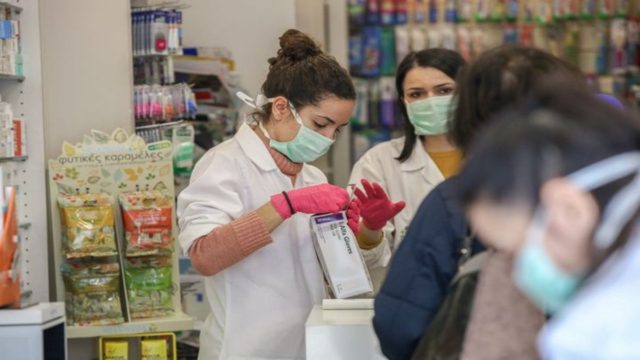 Κορωνοϊός: Υποχρεωτικά δύο τεστ την εβδομάδα για μη εμβολιασμένους εργαζόμενους