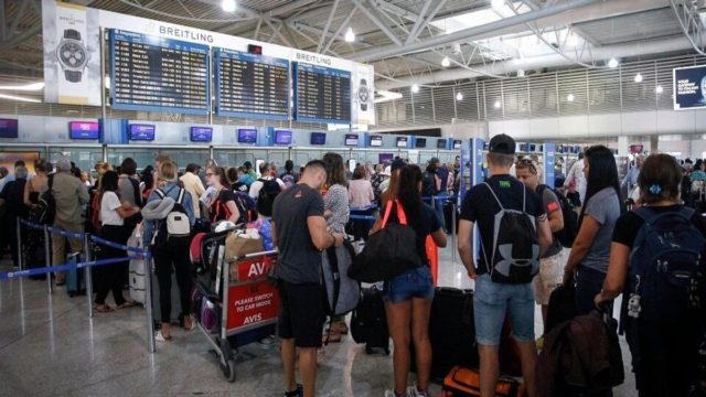 «Χαμός» με τις αφίξεις Βρετανών τουριστών στην Ελλάδα! – Έρχονται 352 πτήσεις αυτό το Σαββατοκύριακο