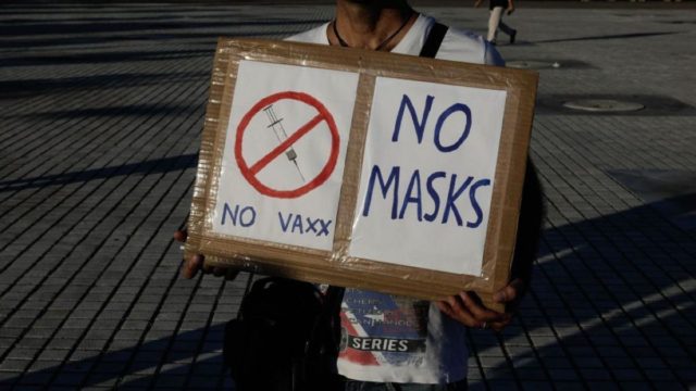 Το κίνημα των αντιεμβολιαστών κερδίζει έδαφος στην Ευρώπη – Τι συμβαίνει σε 4 χώρες της Γηραιάς Ηπείρου