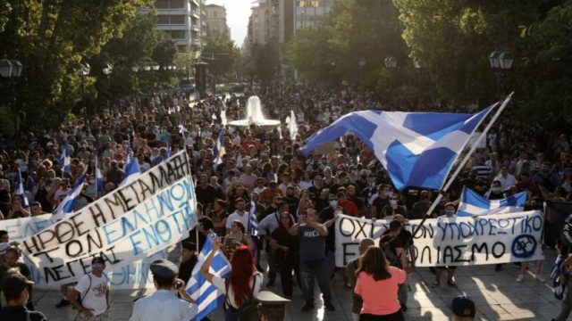 Αντιεμβολιαστές διαμαρτύρονται σε Σύνταγμα-Ομόνοια: Σημαίες, σταυροί και συνθήματα! Μιλούν για τσιπάκια (Video)