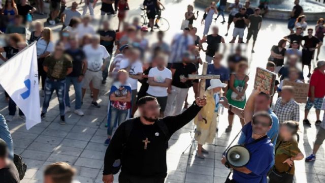 Με σημαίες, σταυρούς και σύνθημα “Νίκη ή θάνατος” οι αντιεμβολιαστές – Νέες συγκεντρώσεις σε Σύνταγμα και Θεσσαλονίκη