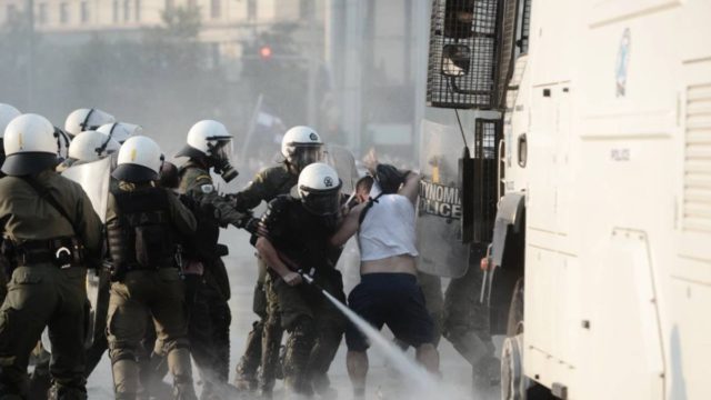 Συναγερμός στο Σύνταγμα: Επεισόδια Αστυνομίας και αντιεμβολιαστών με χημικά και δακρυγόνα