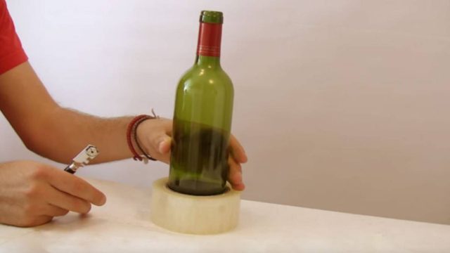 Παίρνει ένα μπουκάλι, το βάζει μέσα σε ένα ρολό ταινίας και το κόβει στη μέση. Ο λόγος; Απίθανο!
