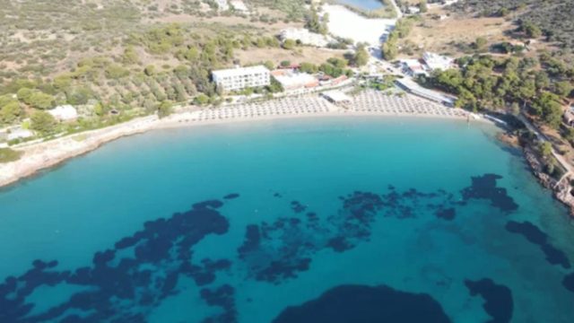 Αυλάκι: Η κορυφαία παραλία της Αττικής είναι στο Πόρτο Ράφτη και κάθε Σαββατοκύριακο δεν βρίσκεις να κάτσεις