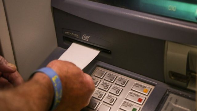 Αυτό είναι το νέο κόλπο που χρησιμοποιούν οι απατεώνες στα ΑΤΜ. Ανοίξτε τα μάτια σας!