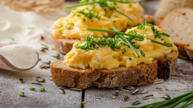 Λεμόνι στα scrambled eggs; – Κι όμως, χρειάζεται!