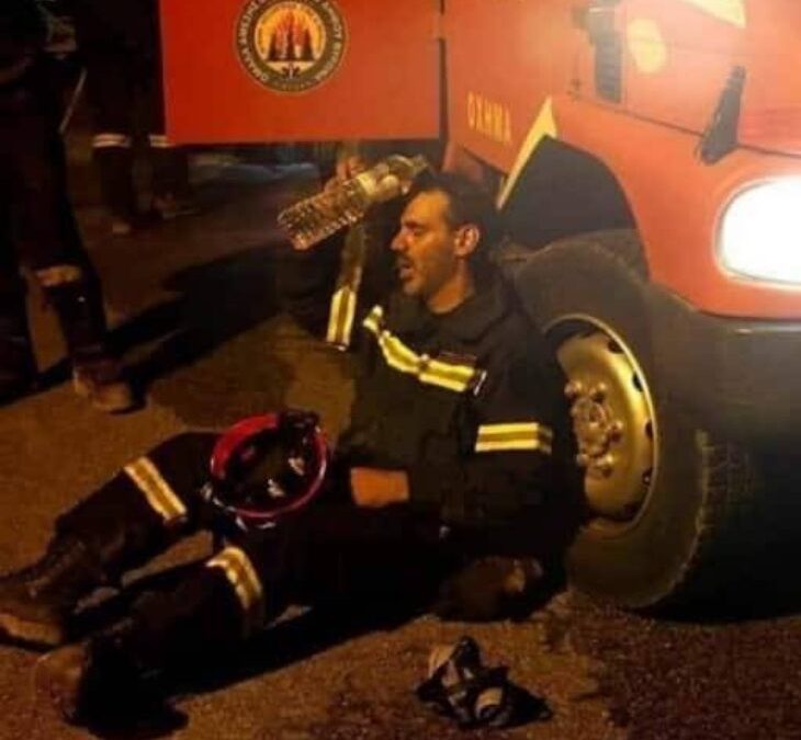Πυροσβέστες στη Δυτική Αττική: Τι απαντά το υπουργείο για τρόφιμα και νερό