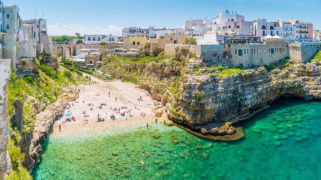 Skyscanner: Απίθανη προσφορά για Μπάρι– Πετάξτε τον Αύγουστο μόλις με €30!