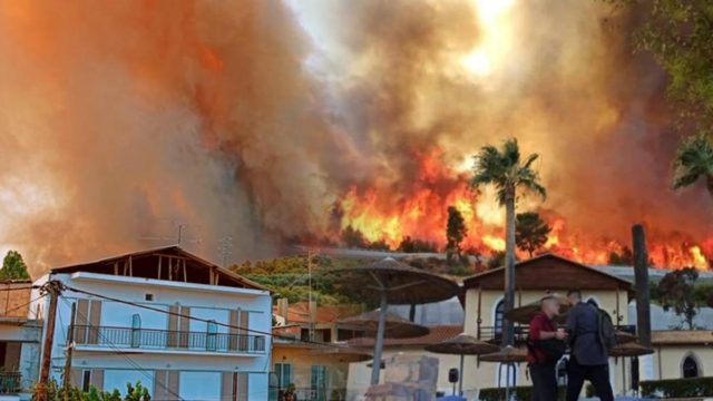 Φωτιά στην Αχαΐα: Κάηκαν σπίτια στη Ζήρεια – Εκκενώνεται και ο οικισμός Λόγγος