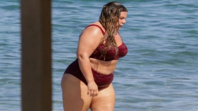 Ακομπλεξάριστη η Δανάη Μπάρκα: Αρετουσάριστες φωτογραφίες με μαγιό!