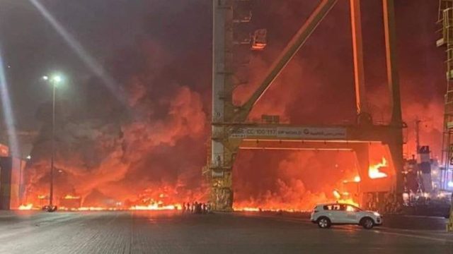 Ντουμπάι: Ισχυρή έκρηξη ταρακούνησε το λιμάνι Τζεμπέλ Αλί – Μεγάλη πυρκαγιά σε φορτηγό πλοίο (Βίντεο)