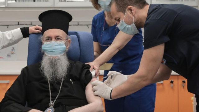 Ιερά Σύνοδος: Υψηλή προστασία των εμβολίων στη μετάλλαξη Δέλτα – «Εξωπραγματικές θεωρίες» τα μικροτσίπ